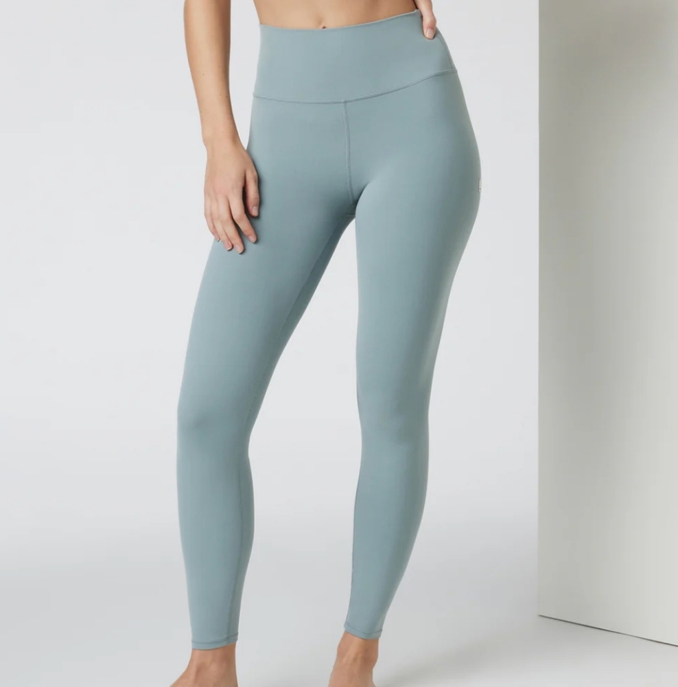 NWT Vuori Allthefeels legging Vintage Pistachio